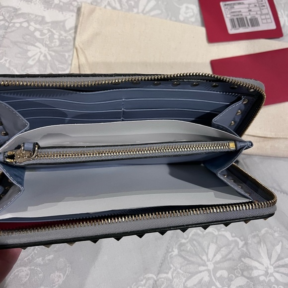 Valentino Garavani Wallet - πAuthenticπ - Picture 8 of 9